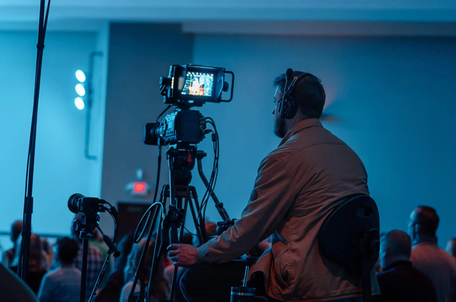 爆料网制作团队工作场景